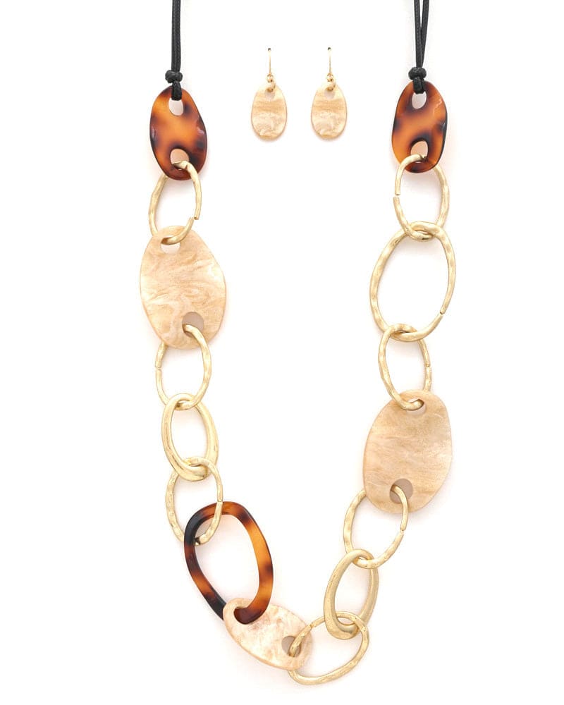 Front of a size one-size-fits-all Hammered Metal Oval Link Necklace- Brown in Brown by Très Chic. | dia_product_style_image_id:321766
